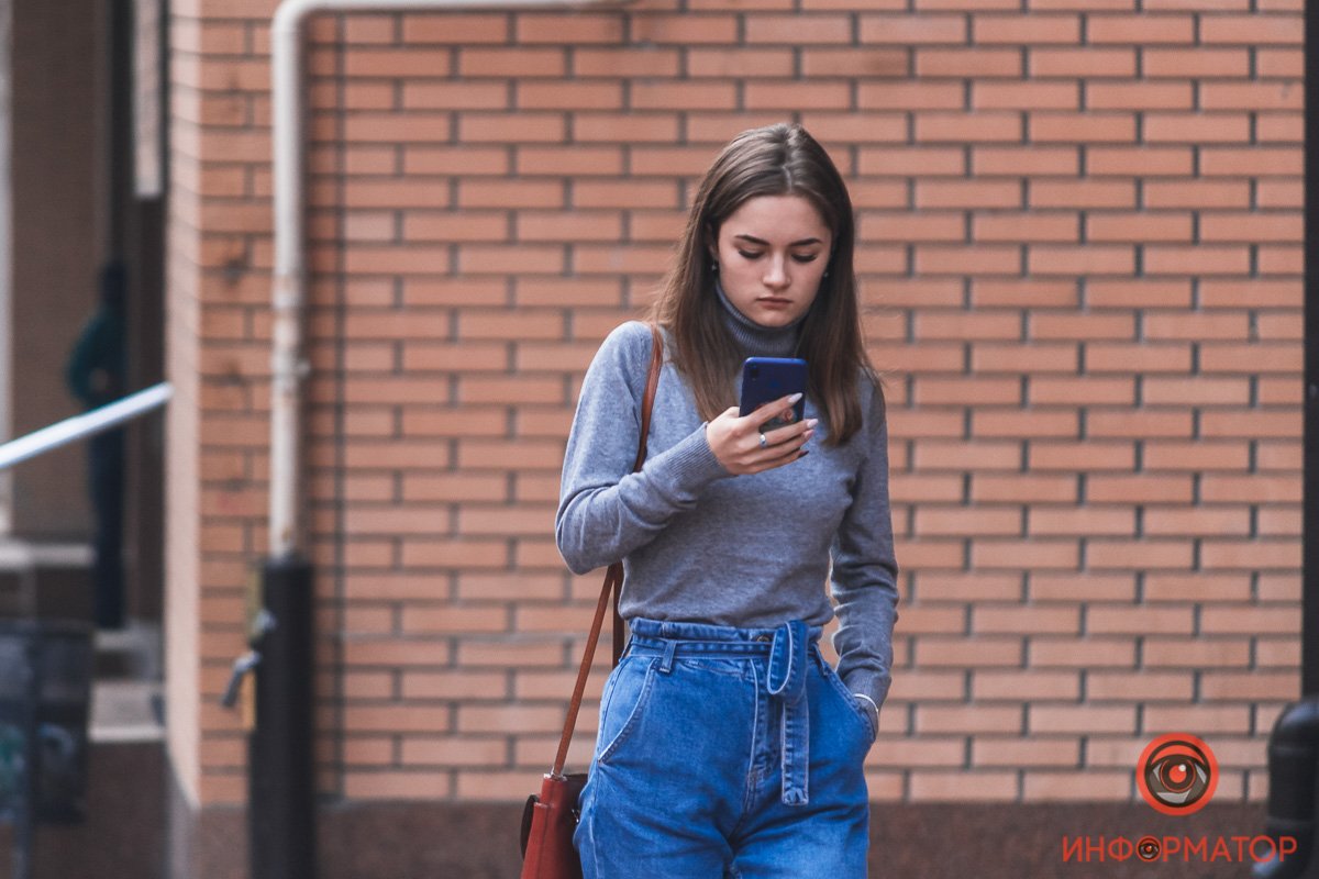 Привет, Наташ. Захвати курточку, Наташ. Тут холодно, Наташ