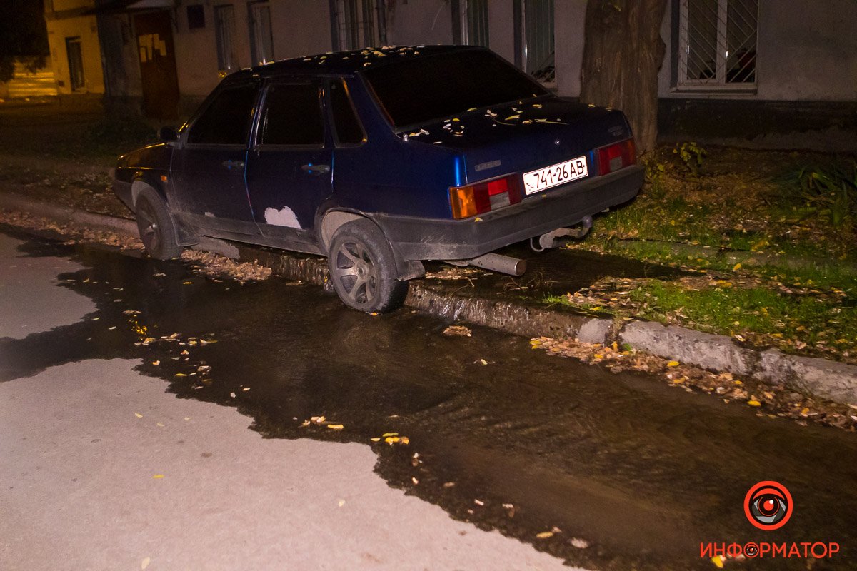 Вода течет из-под канализации Вода течет из-под канализации