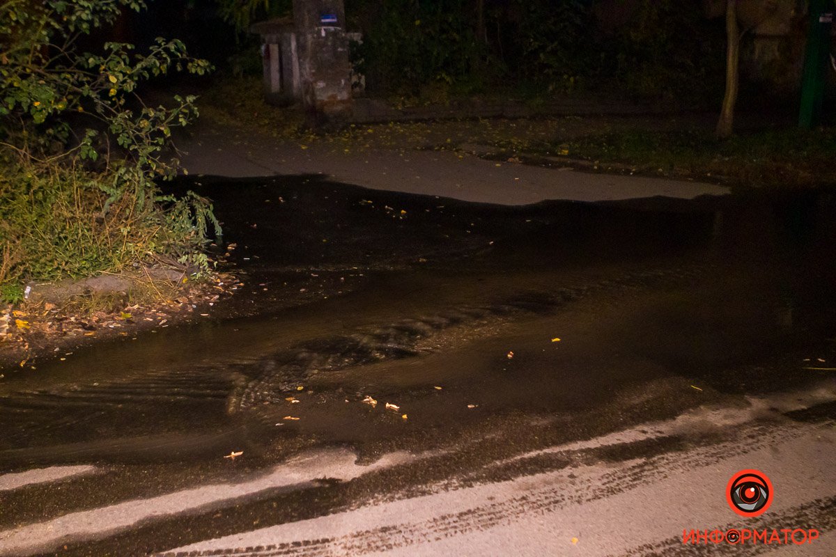 Ручей вытекает на улицу Просвитянскую Ручей вытекает на улицу Просвитянскую