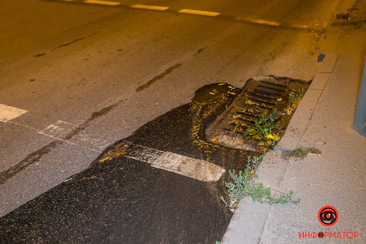 Вода стекает в ливневку возле дома №7 на Мануйловском проспекте Вода стекает в ливневку возле дома №7 на Мануйловском проспекте