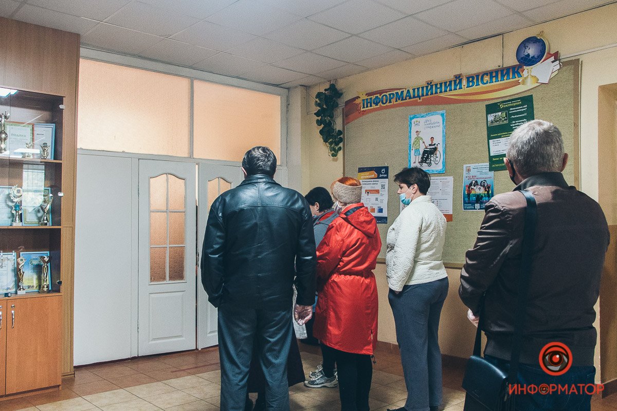 В школе № 34 на улице Кедрина избирательный участок открыли с опозданием