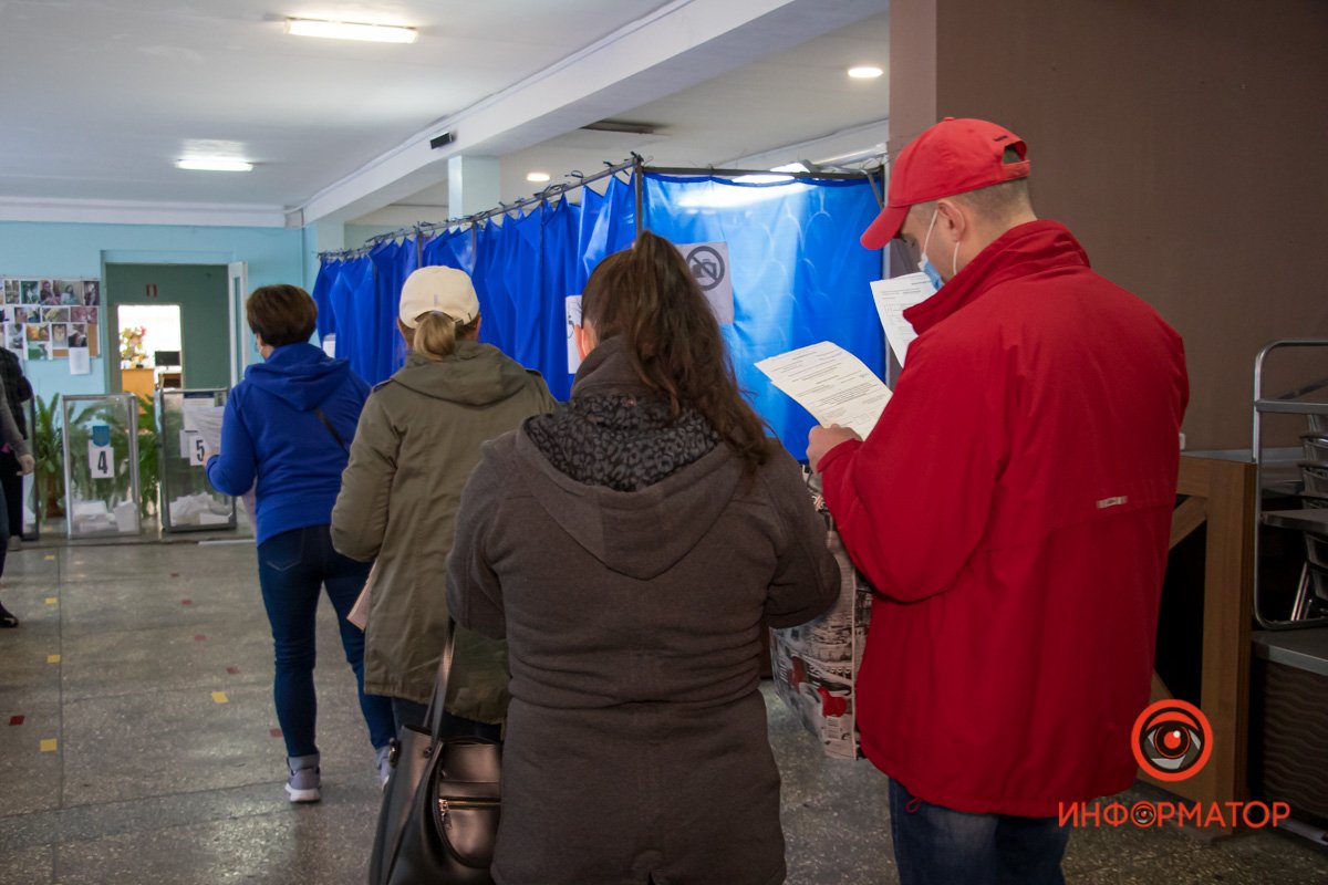 В Днепре на выборах выстраиваются огромные очереди: ждут час, чтобы проголосовать 1