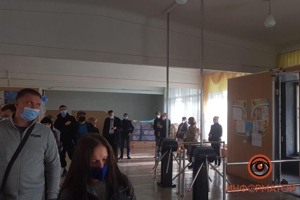 В Днепре на выборах выстраиваются огромные очереди: ждут час, чтобы проголосовать 3