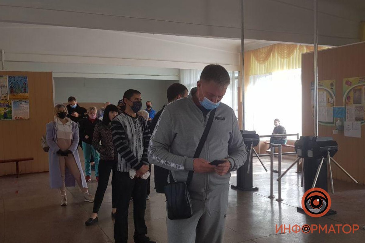 В Днепре на выборах выстраиваются огромные очереди: ждут час, чтобы проголосовать 4