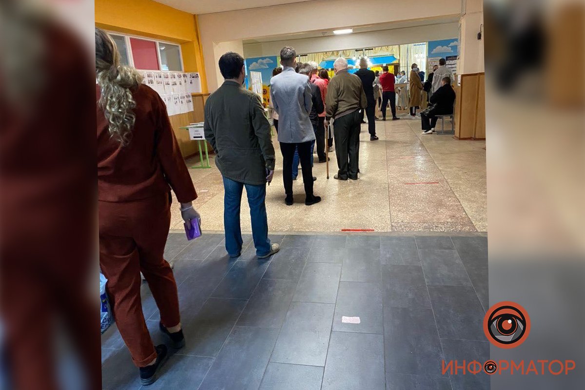 В Днепре на выборах выстраиваются огромные очереди: ждут час, чтобы проголосовать 6