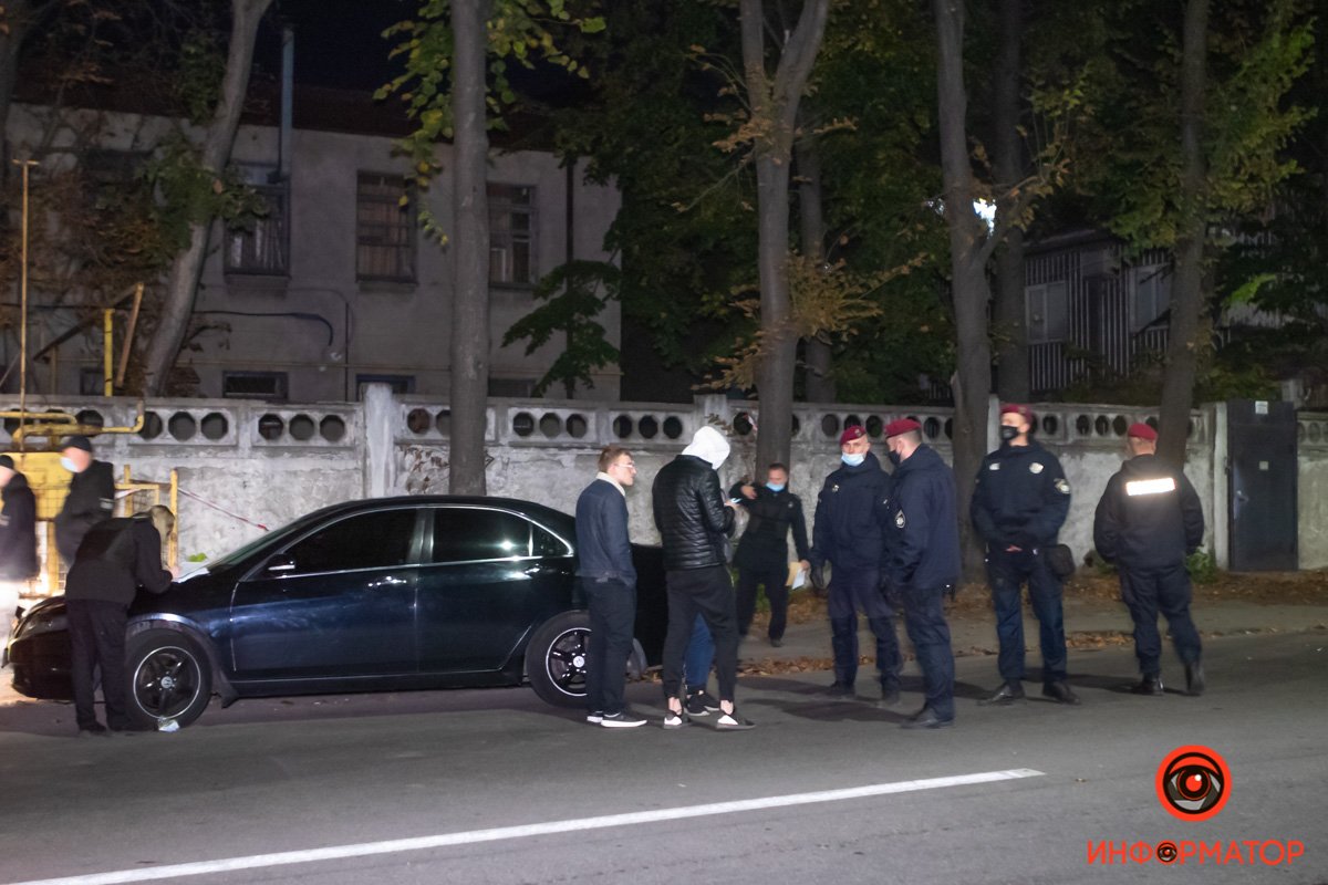 Предварительно, молодые люди пытались проникнуть на территорию участка и сломали ручку от двери