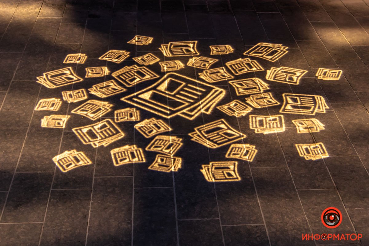 Намеки прямо под ногами