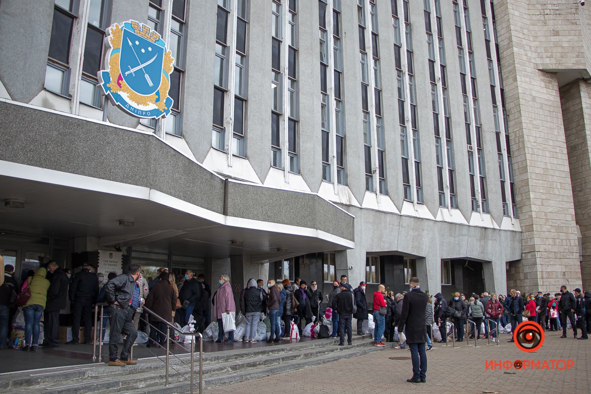 Под зданием горсовета собрались большие очереди