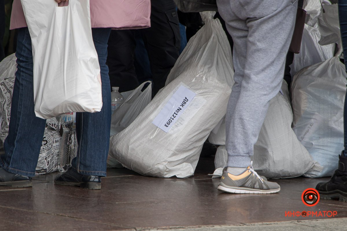 Люди привозят с собой мешки, коробки и конфеты