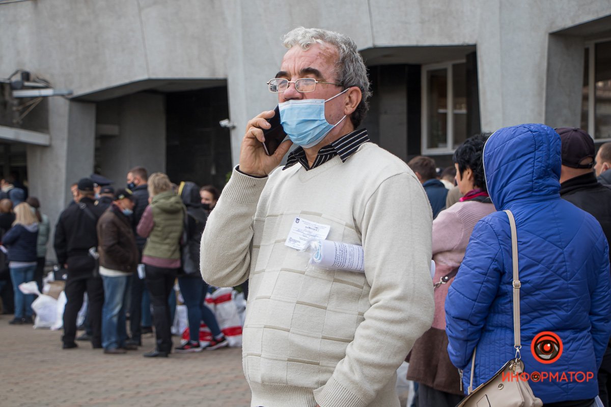 Собрались люди разного возраста