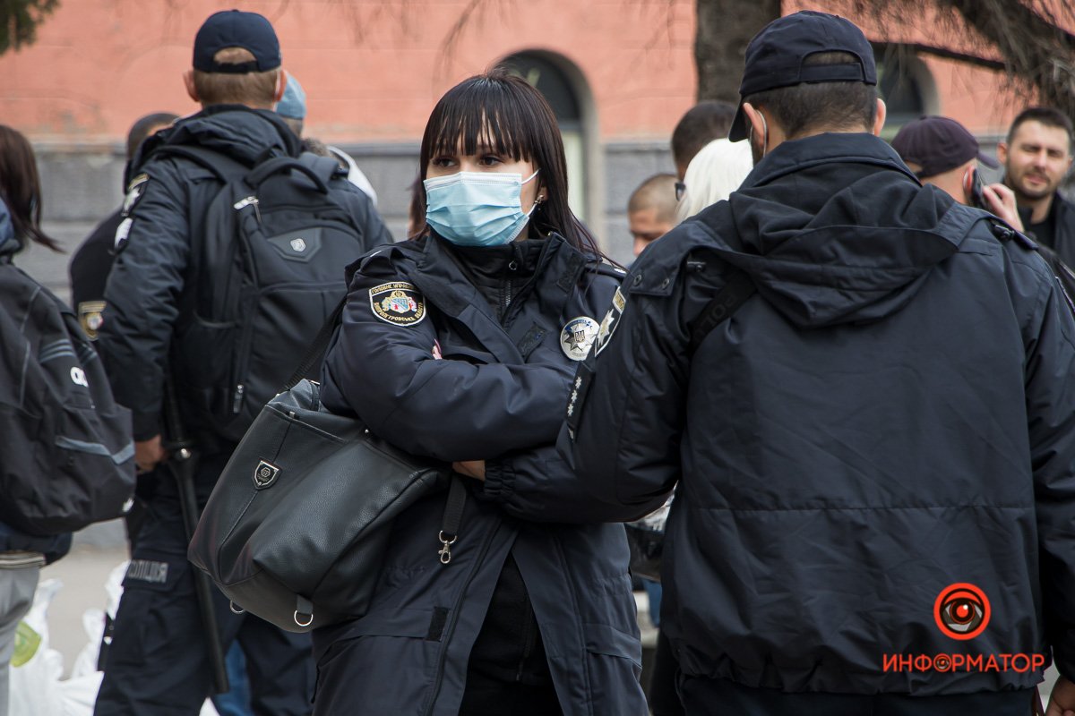 Порядок охраняют полицейские