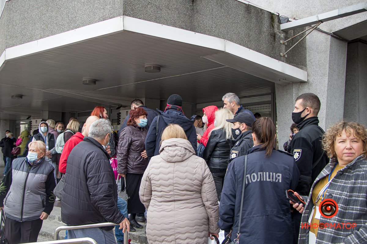 Много людей не только снаружи