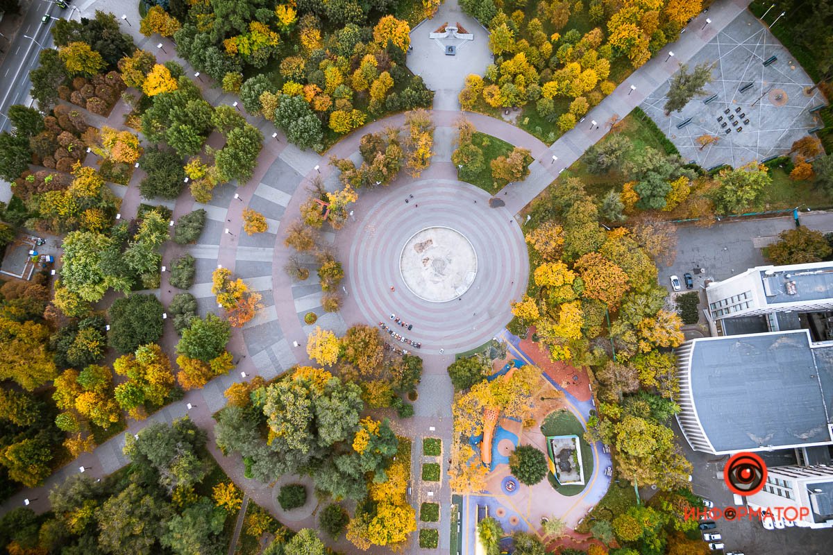 Куда-то вдаль к затихшей непогоде.