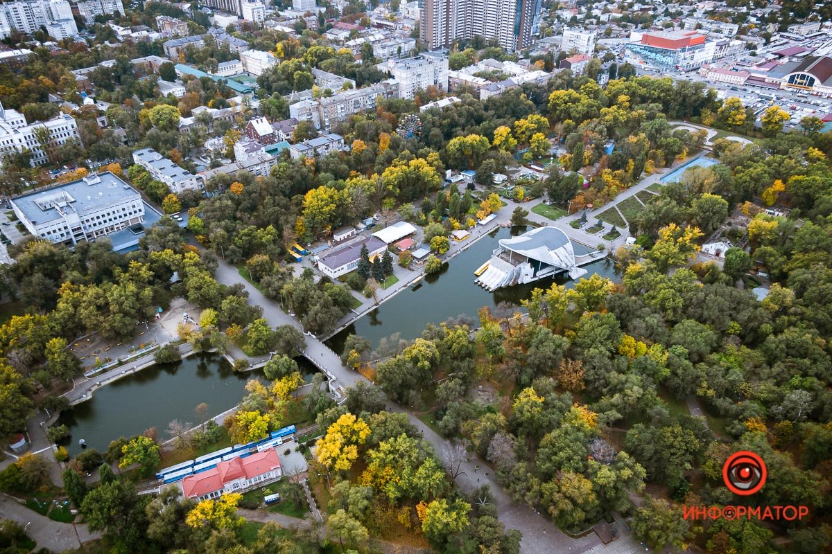 Вот шествие по улице идет.
