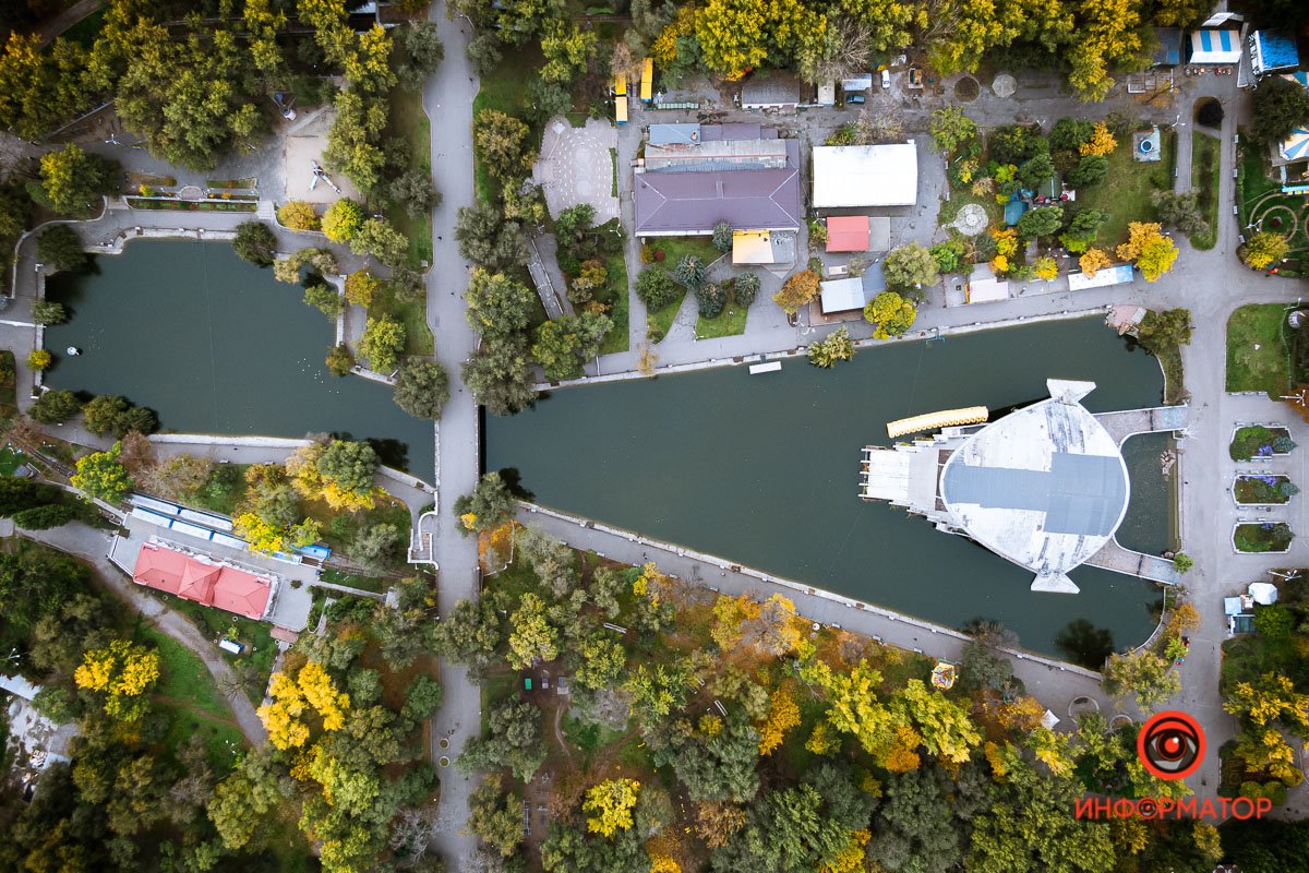 И тот же тусклый свет из-за угла,