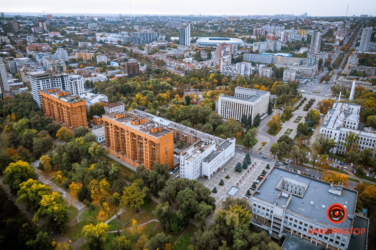 По сторонам презрительно гляди,