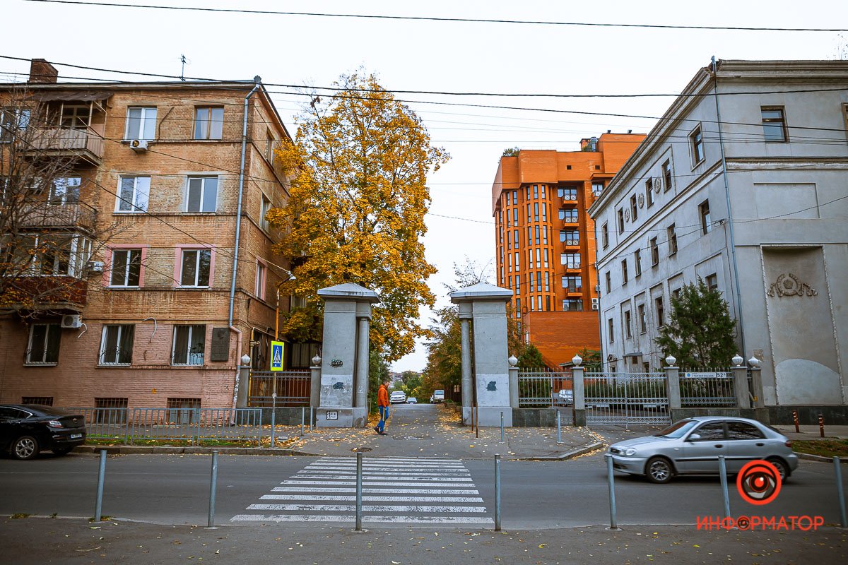 В окно летит ноябрьский снежок,