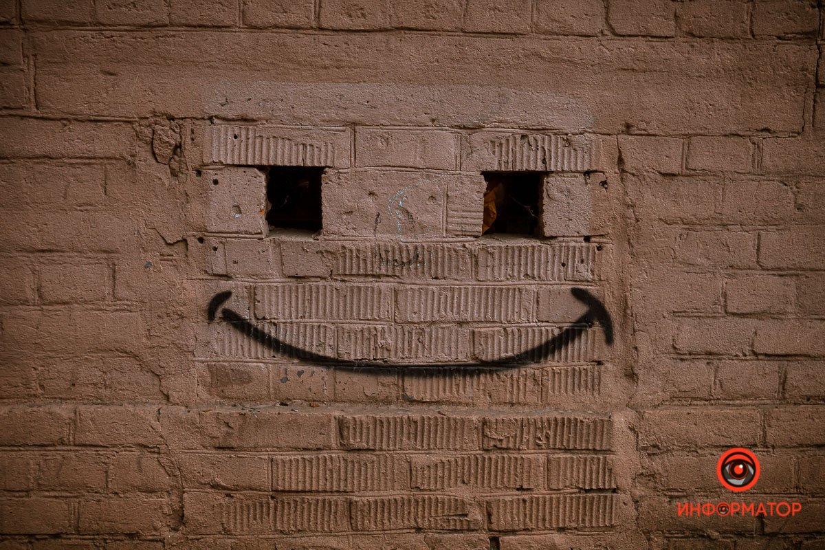 Фонарь висячий на углу кадит,