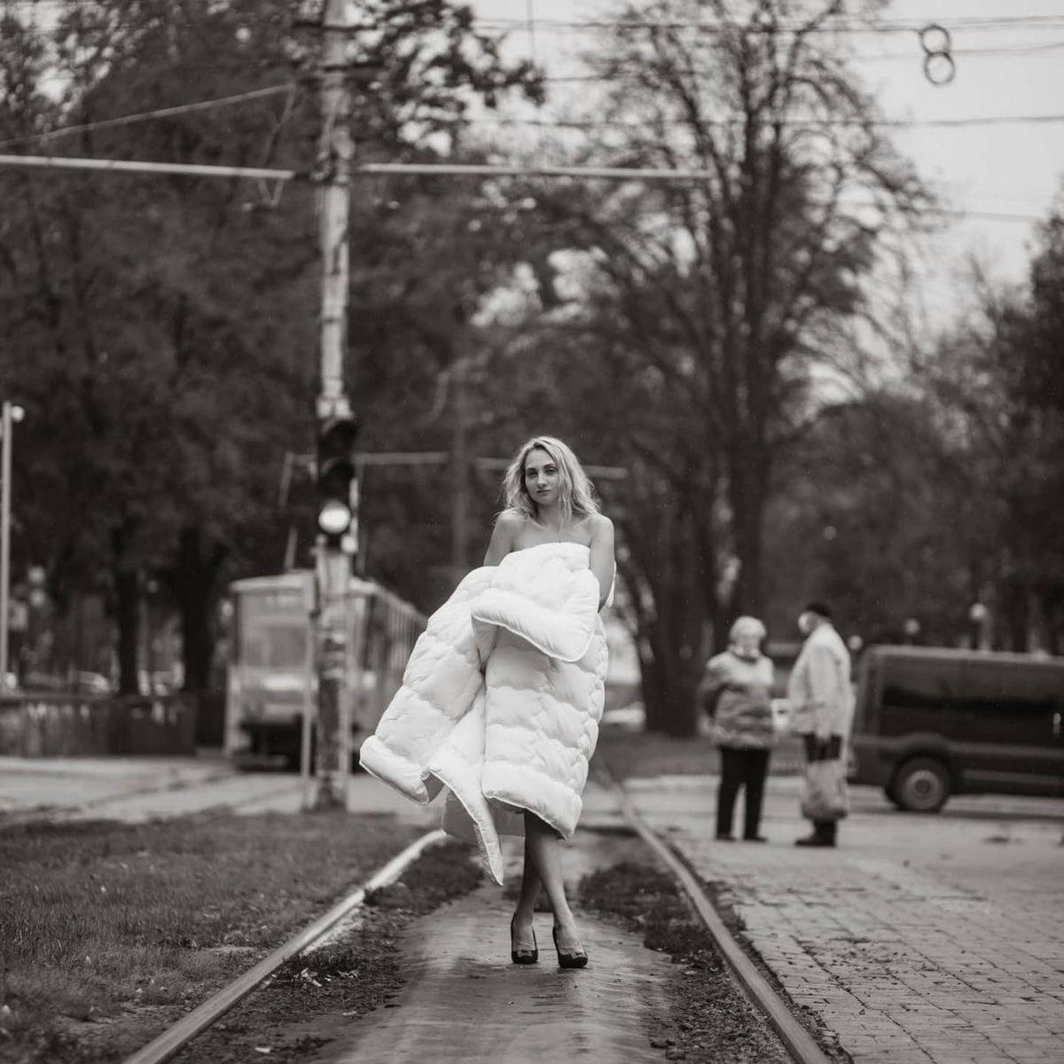 На ней были только одело и туфли