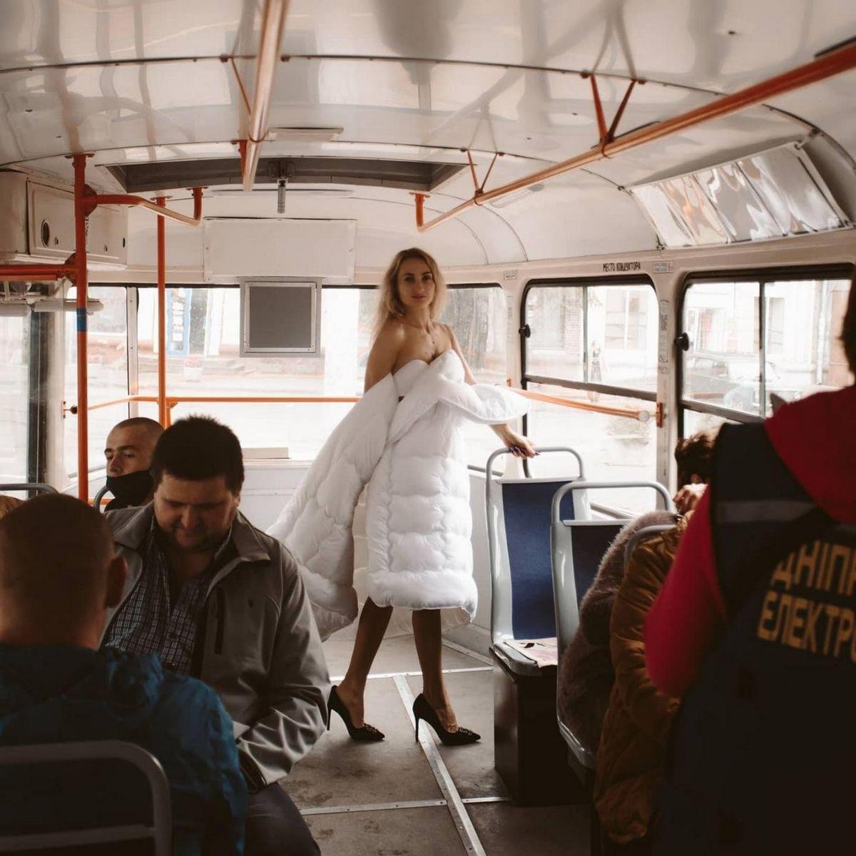 И даже прокатилась в трамвае