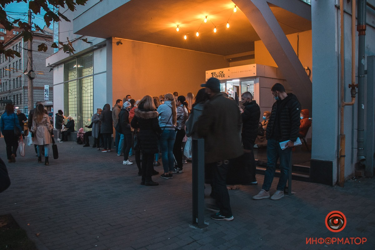 Люди приехали с копиями протоколов по участкам, которые хотят «обменять» на обещанное вознаграждение Люди приехали с копиями протоколов по участкам, которые хотят «обменять» на обещанное вознаграждение