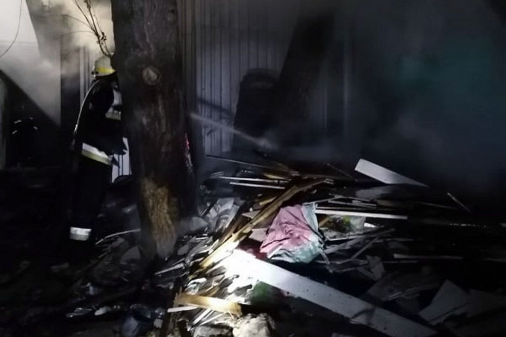 Между двумя торговыми павильонами горел мусор Между двумя торговыми павильонами горел мусор