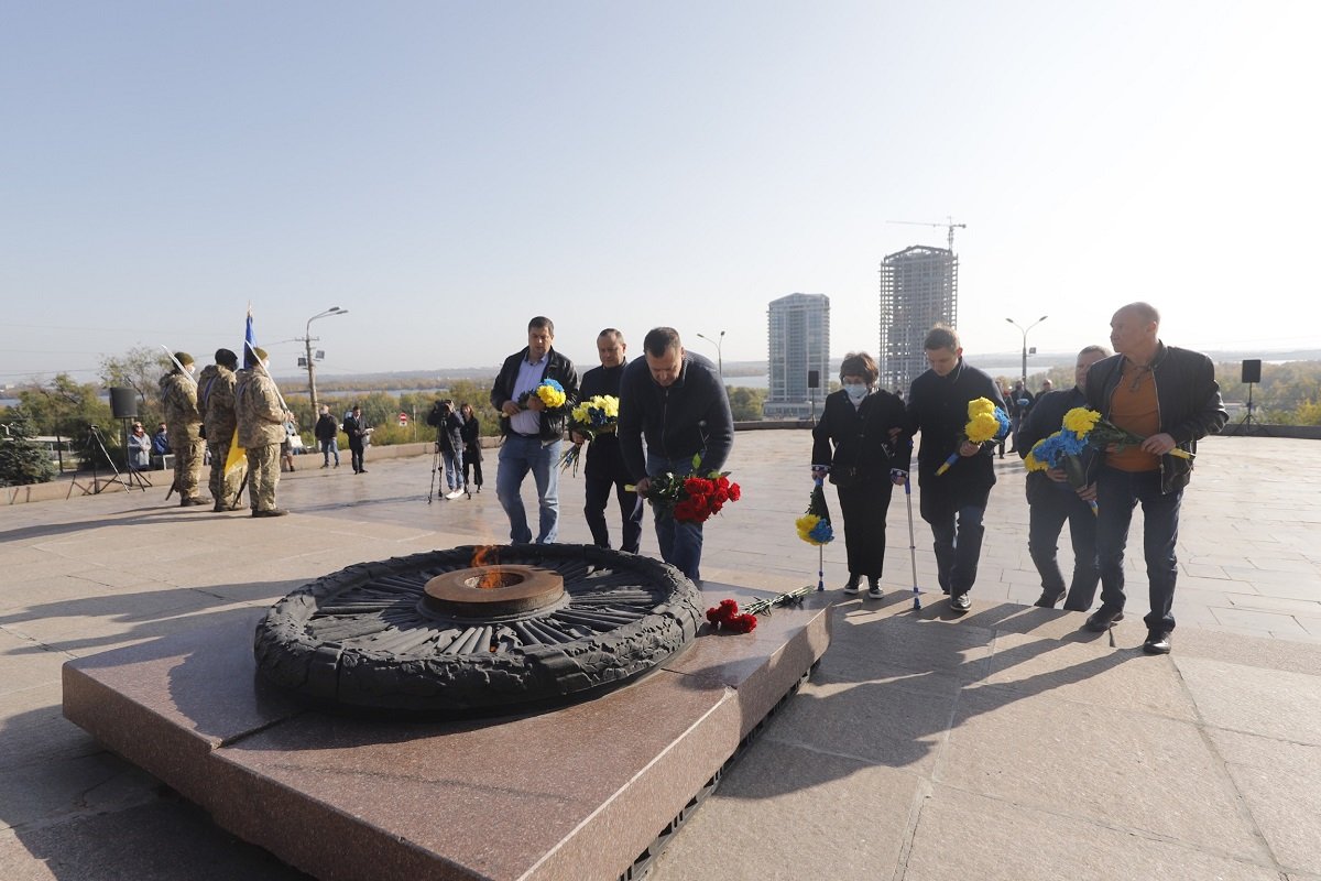 Утром 28 октября у Памятника Славы провели церемонию возложения цветов Утром 28 октября у Памятника Славы провели церемонию возложения цветов