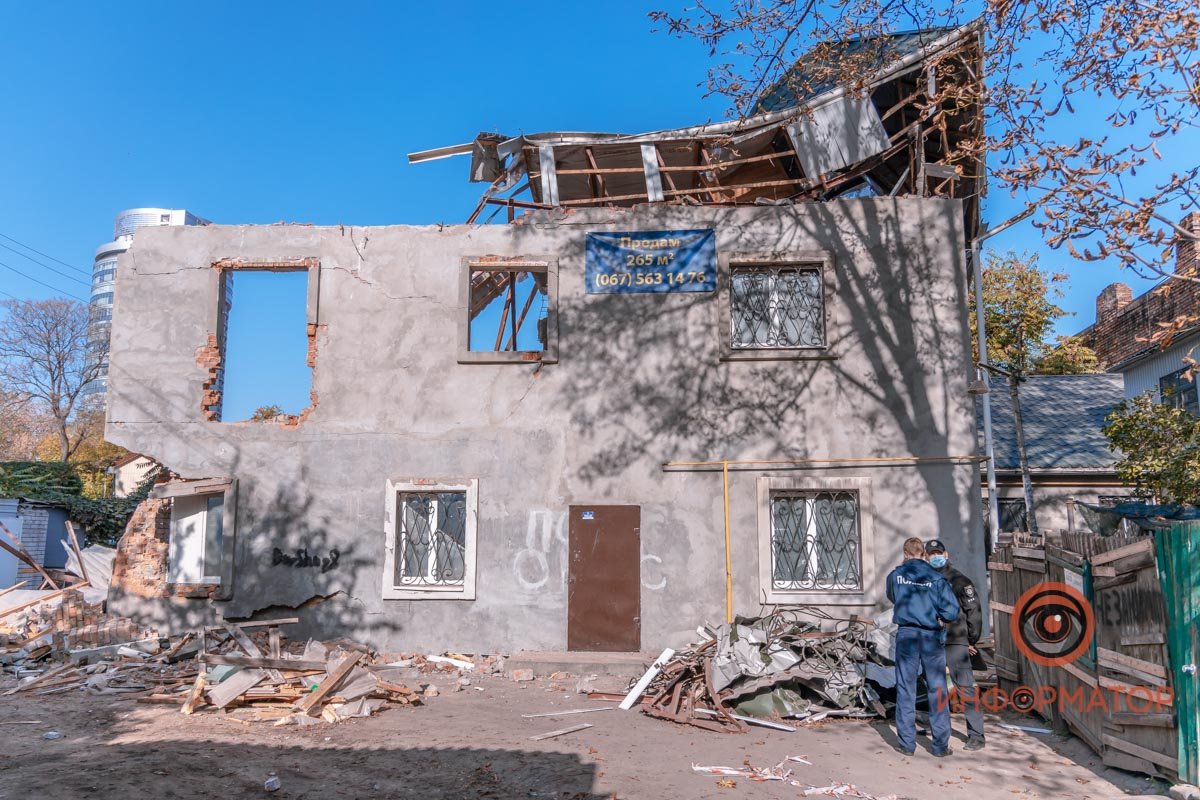 В районе дома № 15 идет снос здания