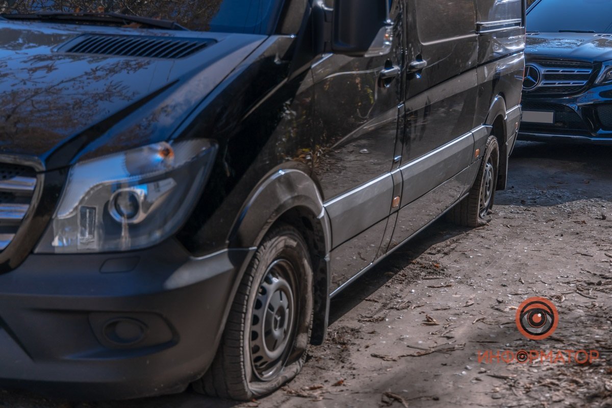 Во дворе стоял микроавтобус с пробитыми колесами