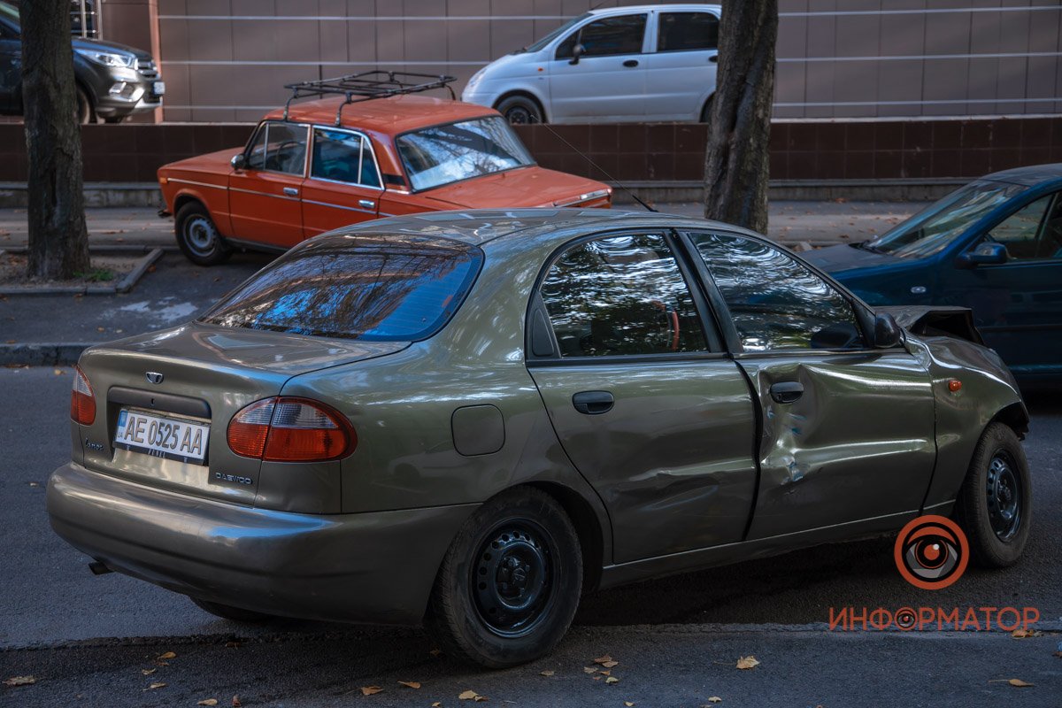 Автомобиль вылетел на тротуар Автомобиль вылетел на тротуар