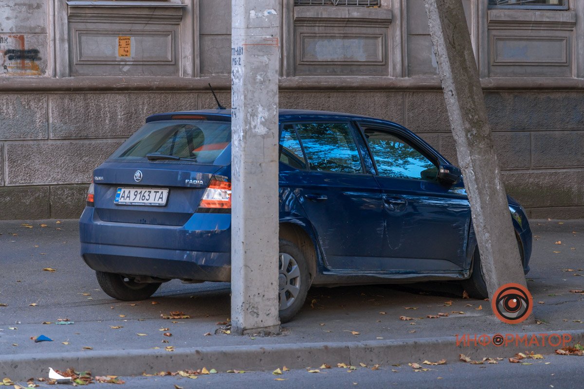 Автомобиль проехал в нескольких сантиметрах от столба Автомобиль проехал в нескольких сантиметрах от столба