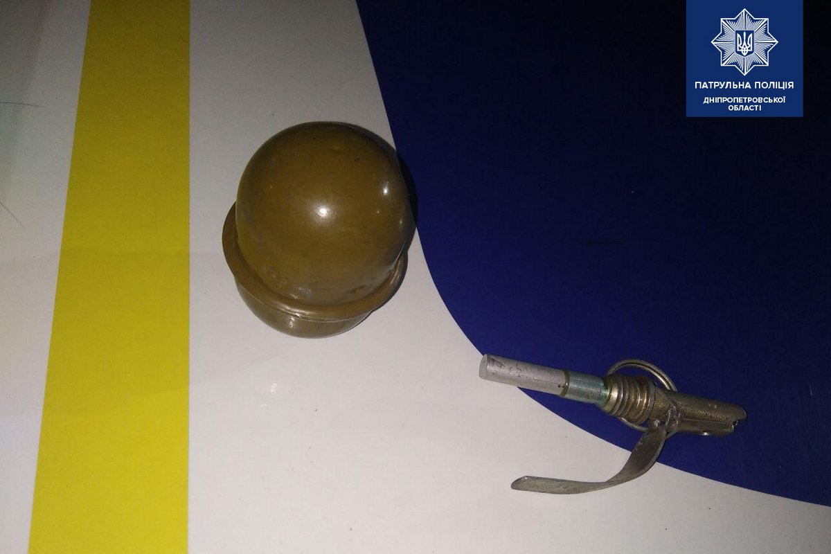 В салоне патрульные нашли корпус гранаты с запалом В салоне патрульные нашли корпус гранаты с запалом