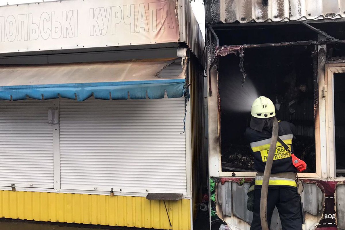 Возгорание возникло внутри торгового павильона Возгорание возникло внутри торгового павильона