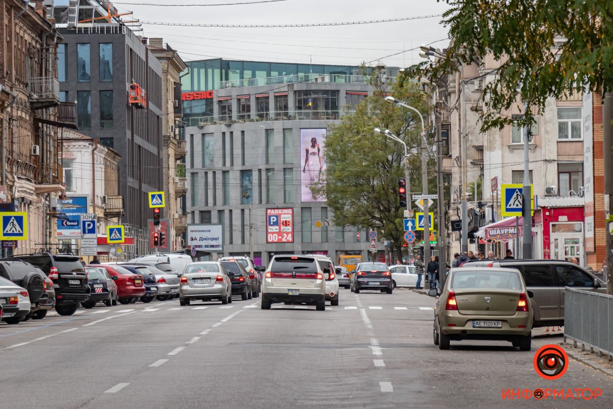 Небо чуть светлее асфальта