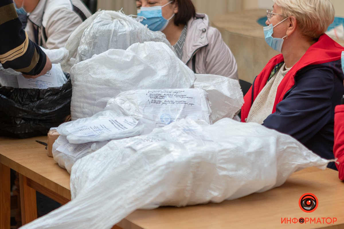 Подсчетом голосов за главу и депутатов городского совета Днепра занимаются районные комиссии Подсчетом голосов за главу и депутатов городского совета Днепра занимаются районные комиссии