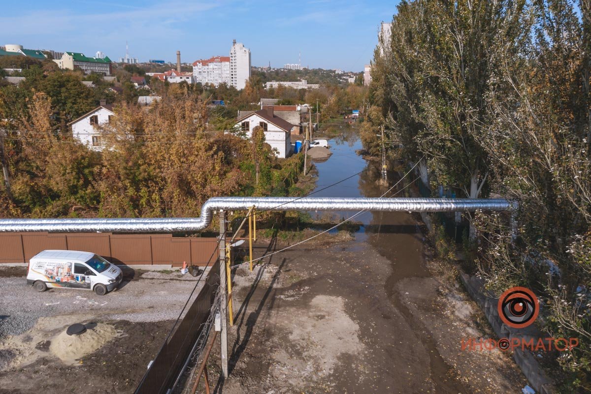 Улица Мандрыковская превратилась в одну сплошную лужу