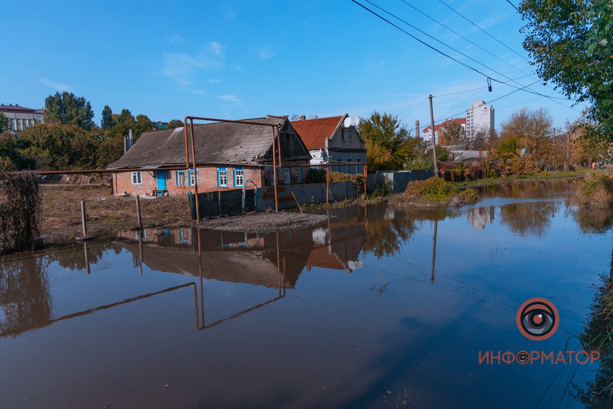 Жителям приходится вброд добираться до своих домов