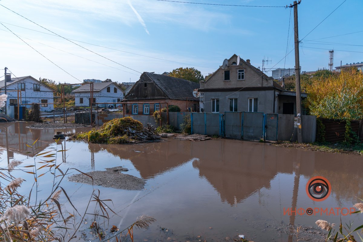 Улица находится в низменной части города и постоянно "страдает" от подтоплений