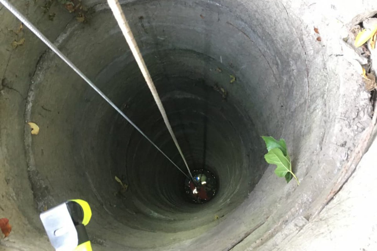 Котенок упал в колодец с водой глубиной 15 метров