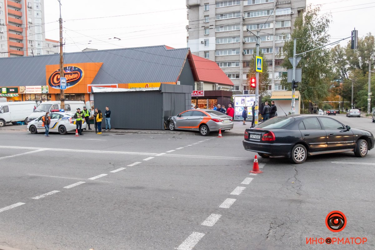 Авария произошла на пересечении улиц Паникахи и Тополиной Авария произошла на пересечении улиц Паникахи и Тополиной