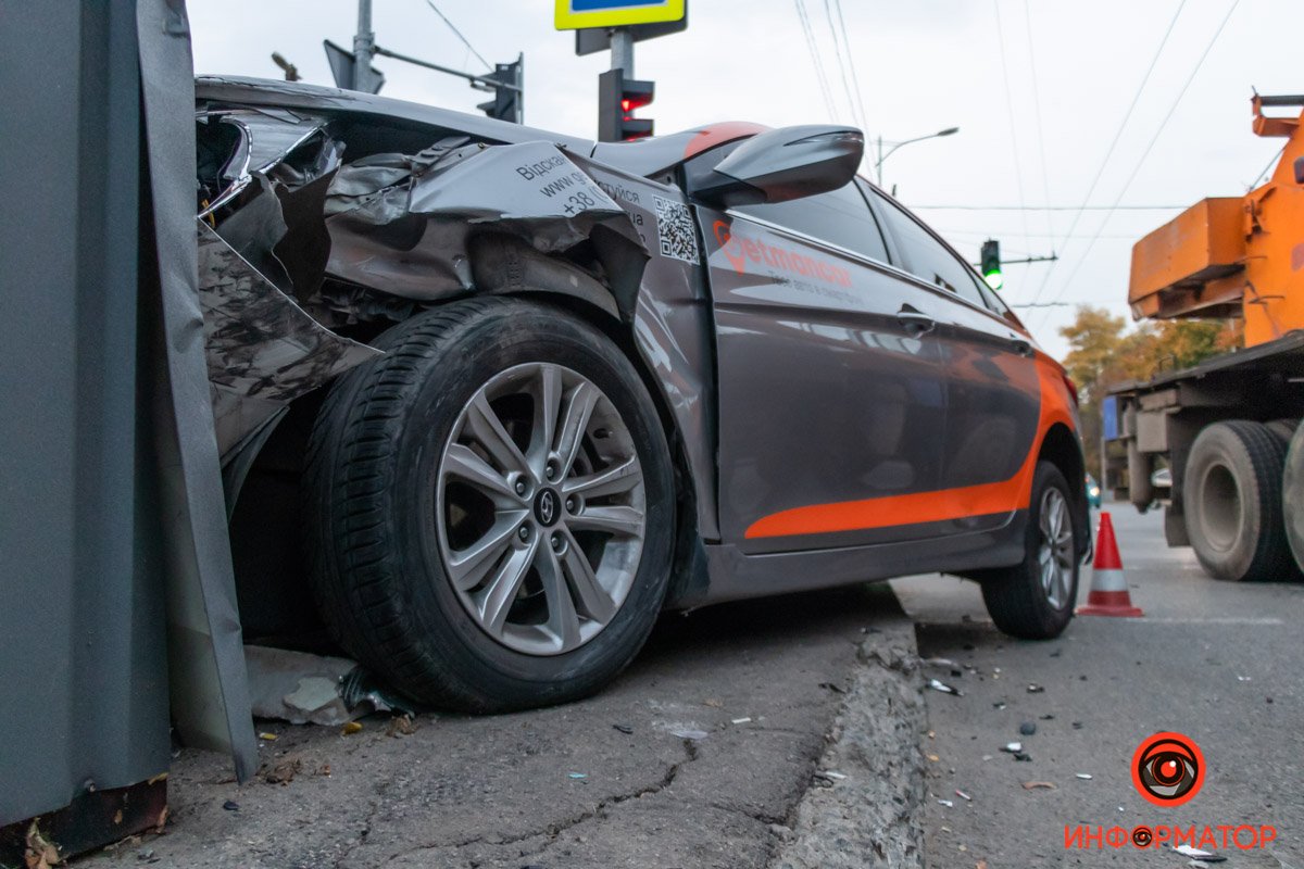 Автомобиль влетел в киоск Автомобиль влетел в киоск