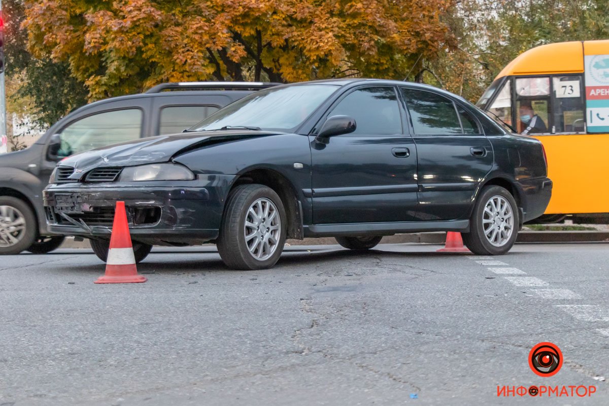 После ДТП автомобиль остался на разделительной полосе возле пешеходного перехода После ДТП автомобиль остался на разделительной полосе возле пешеходного перехода