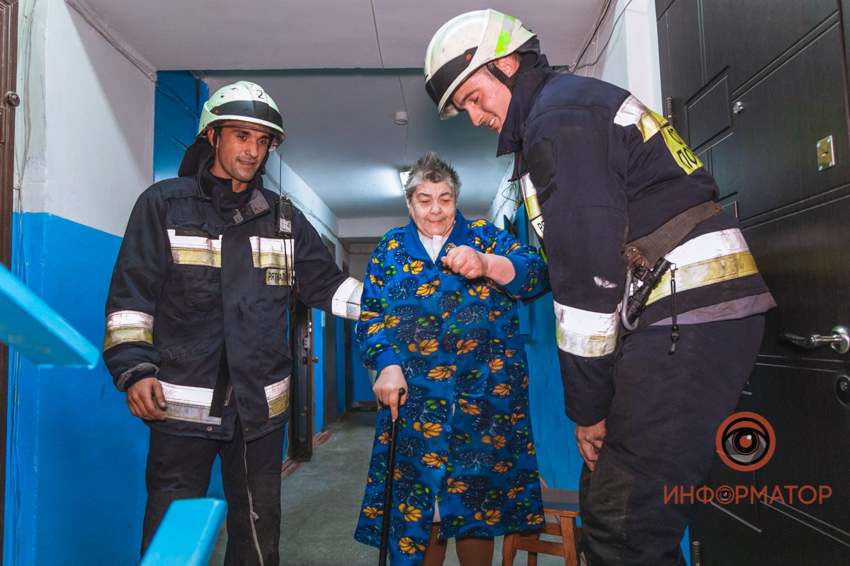 Ребята помогли жителям спуститься на улицу