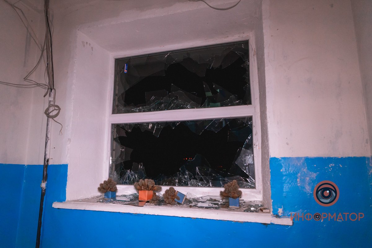Пришлось выбивать стекло, чтобы дым не заполнял подъезд