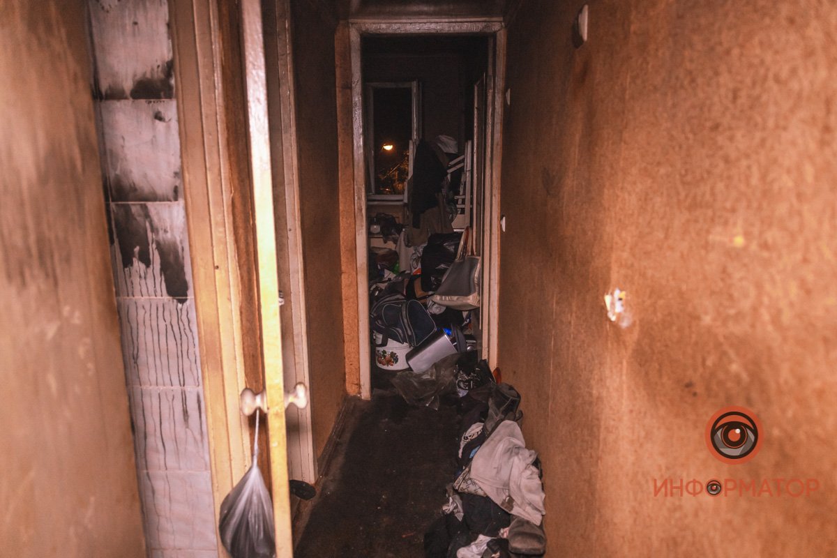 Когда спасатели и полицейские зашли внутрь, то увидели, что женщины лежат без сознания