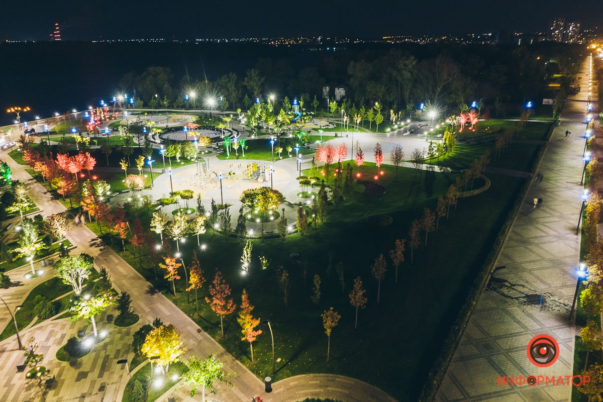 Ночная прогулка по пустынному городу