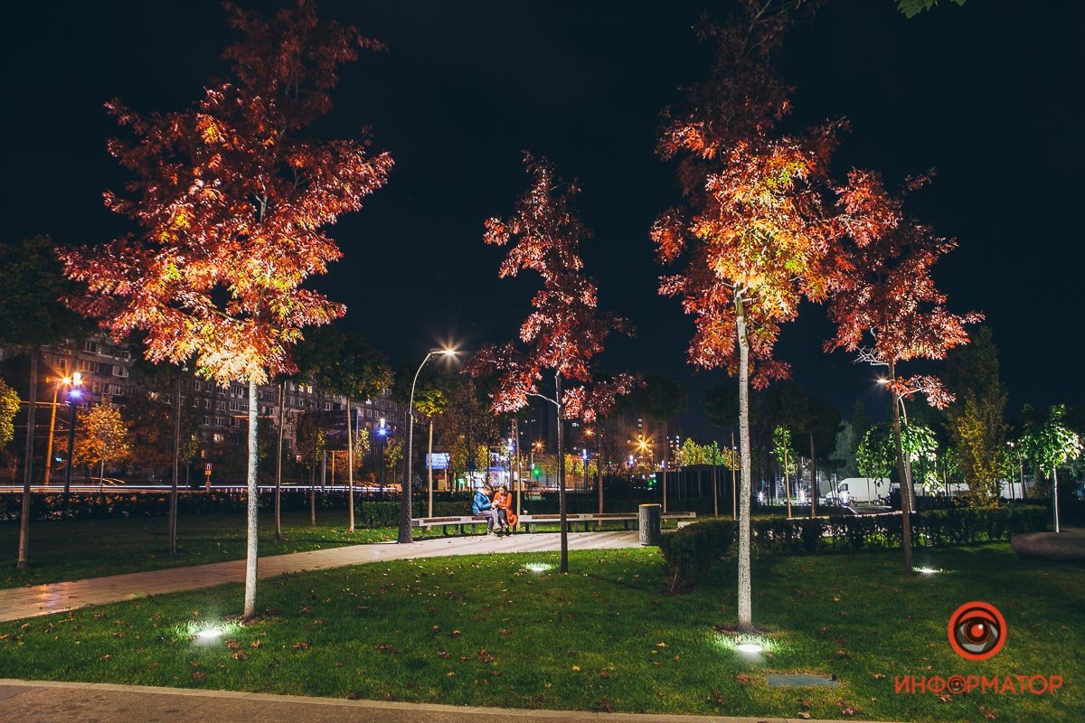 Пара влюбленных на лавочке