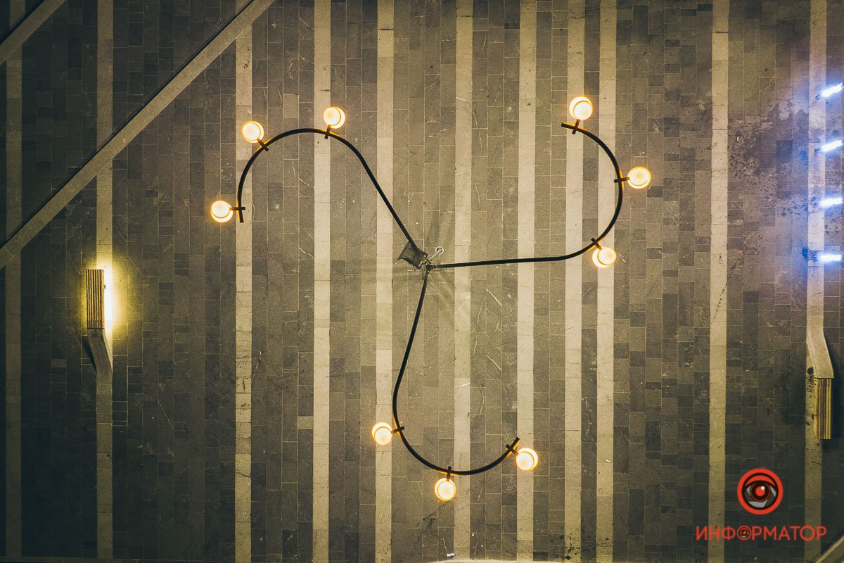 Причудливые изгибы фонарного столба