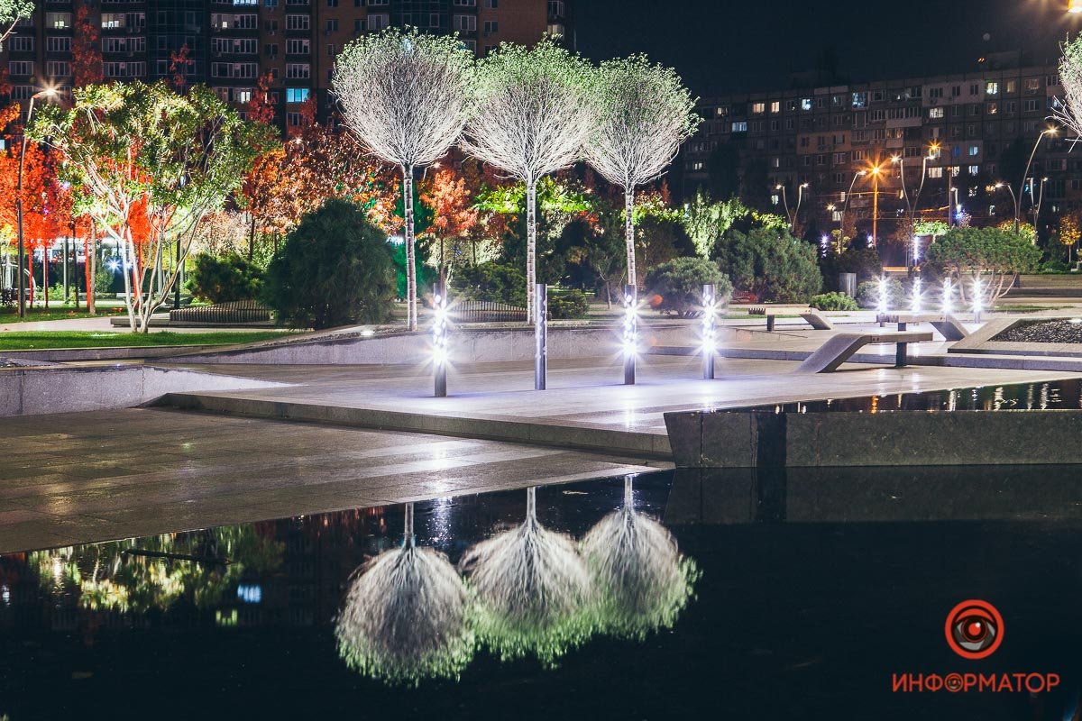 Днем сквер облюбовали скейтеры и ребята на самокатах