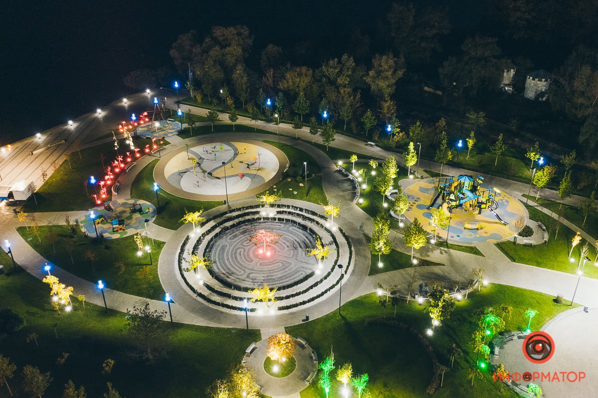 Ночью сквер выглядит еще более волшебно. Любите Днепр!